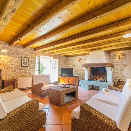 Villa Enchanting With Beautiful Stone Architecture Sveti Lovrec Pazenaticki